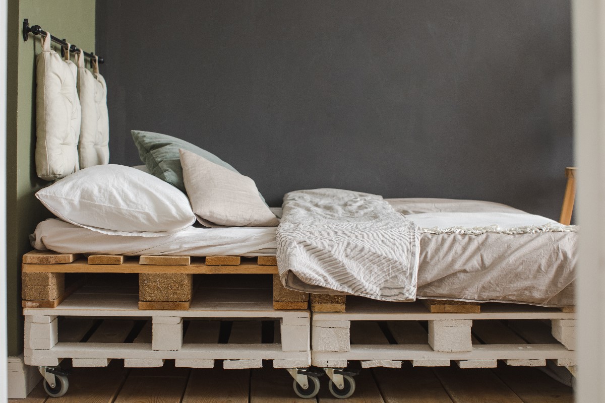 Łóżko na palecie – krok po kroku