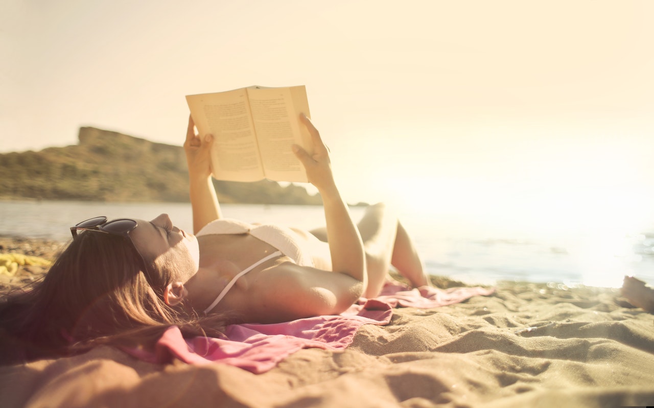 3 książki na plażę — te tytuły umilą Ci urlop!