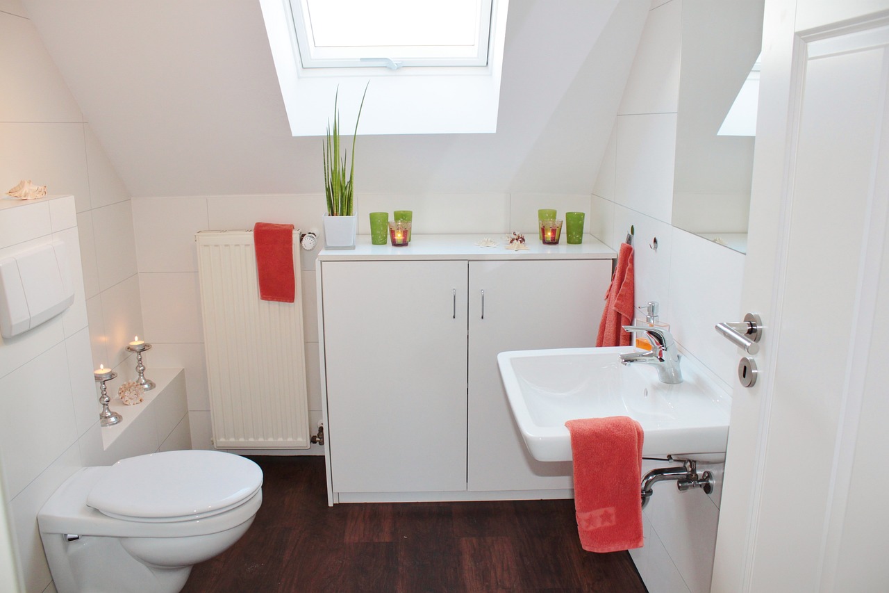 Meble łazienkowe dla małych łazienek – jak wykorzystać każdy centymetr przestrzeni?