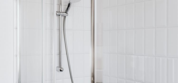 Eleganckie kabiny prysznicowe – jakie dodatki i materiały wybrać?