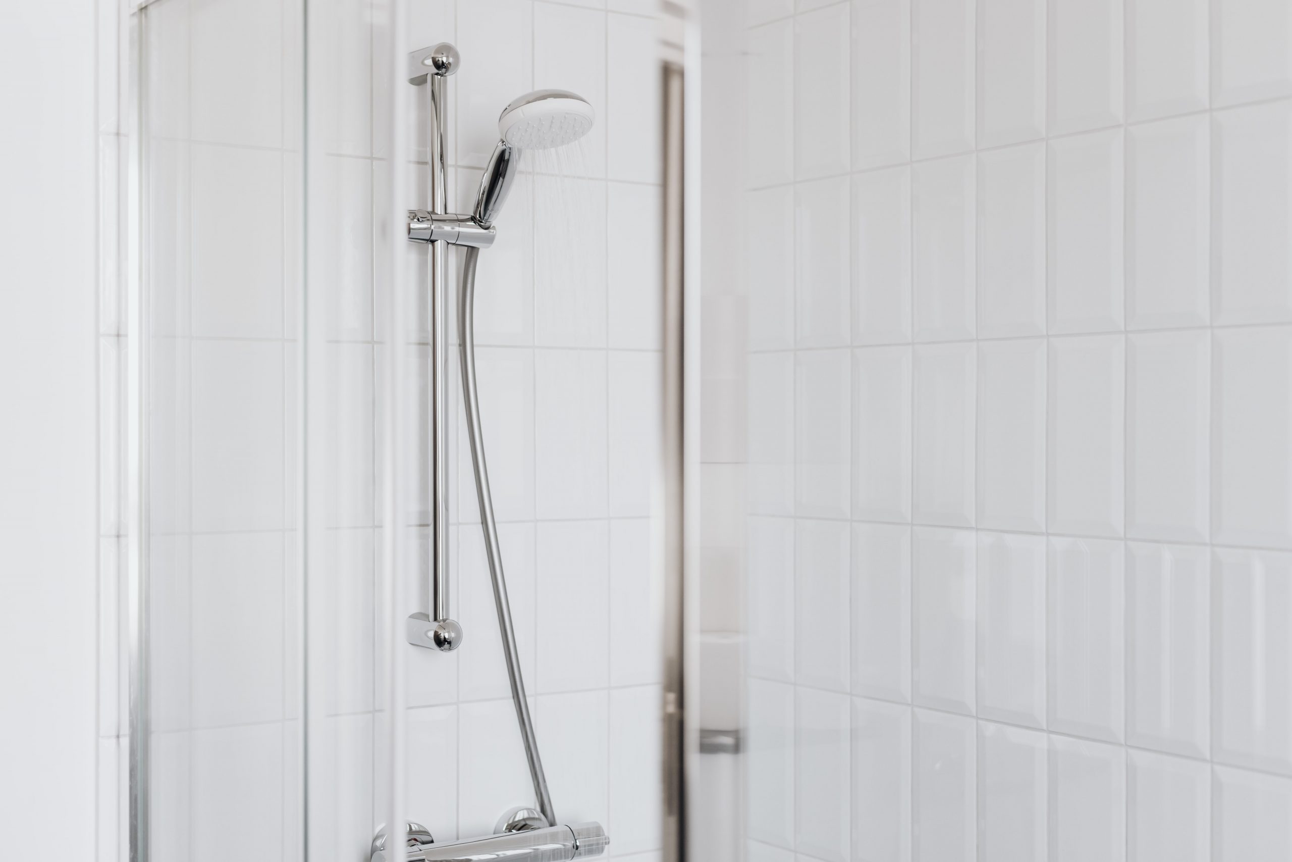 Eleganckie kabiny prysznicowe – jakie dodatki i materiały wybrać?