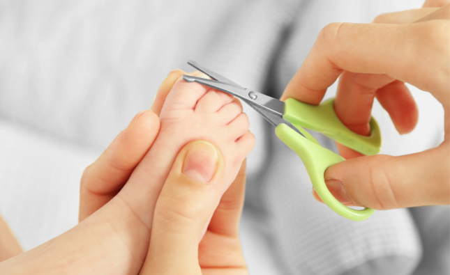 Jak obcinać paznokcie niemowlaka?