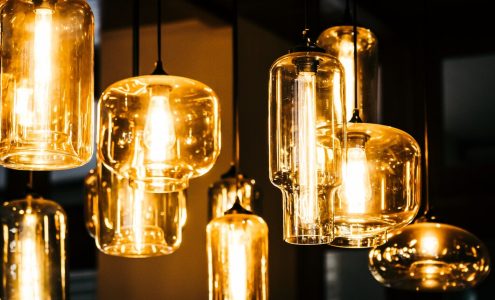 Jak wybrać idealne oświetlenie do Twojego domu: przewodnik po rodzajach lamp