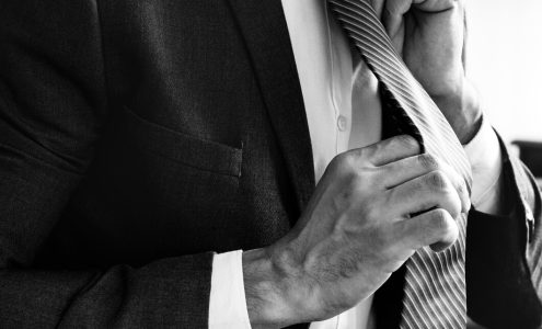 Jak dobrze dobrać krawat do eleganckiej koszuli – poradnik dla panów