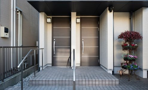 Porównanie funkcjonalności i estetyki w drzwiach wejściowych do mieszkania