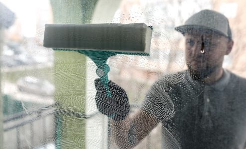 Specjalistyczne metody mycia okien na wysokościach – bezpieczeństwo i ekologia w jednym