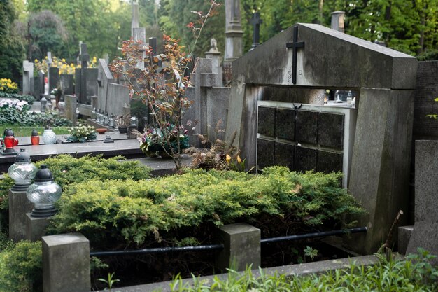 Czy warto inwestować w ekologiczne alternatywy dla tradycyjnych dekoracji grobowych?